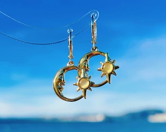 Pendientes delicados de sol y luna chapados en oro de 14 quilates. Pendientes celestiales.