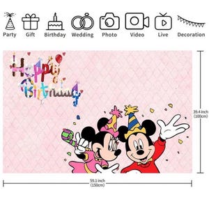 Pu&ograve; includere: Uno sfondo rettangolare rosa con motivo trapuntato, la scritta "Happy Birthday" e personaggi dei cartoni animati con cappellini da festa. Lo sfondo misura 150 cm per 100 cm e include icone per festa, regalo, compleanno, matrimonio, foto, video, live e decorazione.