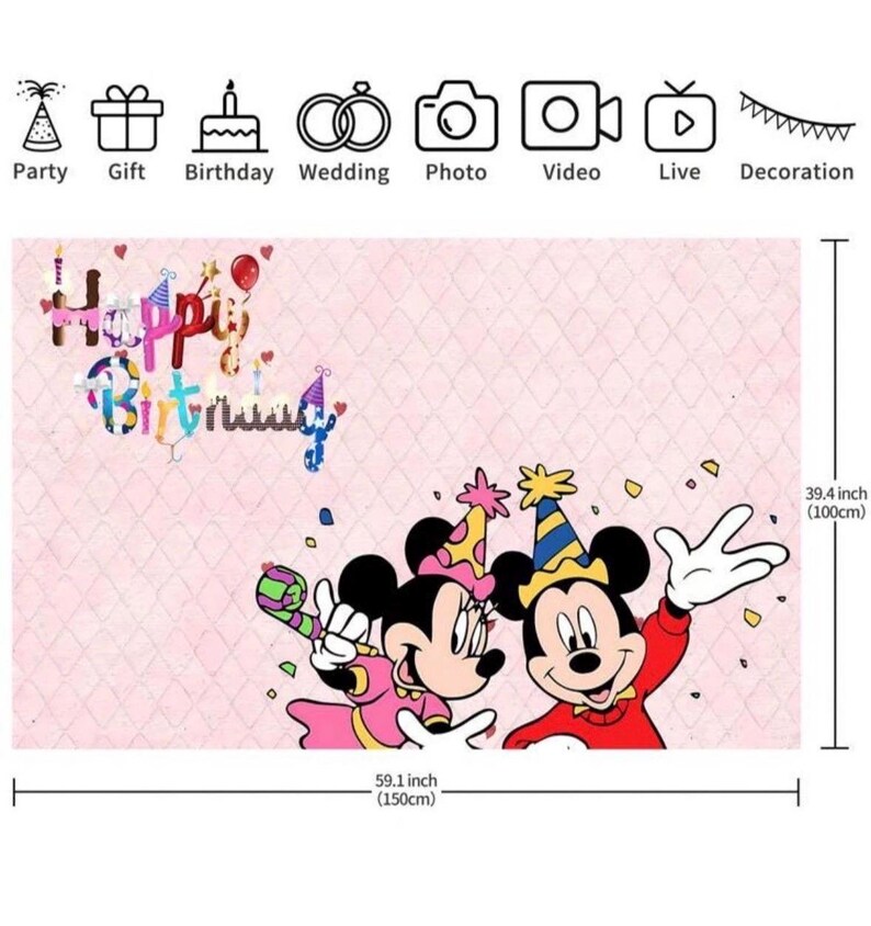 Pu&ograve; includere: Uno sfondo rettangolare rosa con motivo trapuntato, la scritta "Happy Birthday" e personaggi dei cartoni animati con cappellini da festa. Lo sfondo misura 150 cm per 100 cm e include icone per festa, regalo, compleanno, matrimonio, foto, video, live e decorazione.