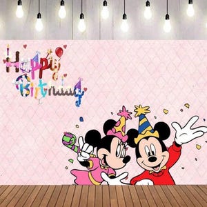 Pu&ograve; includere: Uno sfondo rosa con un motivo a rombi trapuntato e il testo Happy Birthday in lettere colorate. Topolino e Minnie indossano cappellini da festa, Minnie tiene in mano una trombetta e Topolino saluta con la mano.
