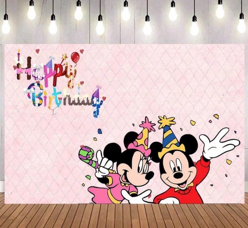 Pu&ograve; includere: Uno sfondo rosa con un motivo a rombi trapuntato e il testo Happy Birthday in lettere colorate. Topolino e Minnie indossano cappellini da festa, Minnie tiene in mano una trombetta e Topolino saluta con la mano.