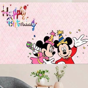 Pu&ograve; includere: Uno sfondo rettangolare con un motivo trapuntato rosa chiaro. Il testo "Happy Birthday" appare in lettere colorate a forma di palloncino. Topolino e Minnie indossano cappellini da festa, con coriandoli sparsi tutto intorno.