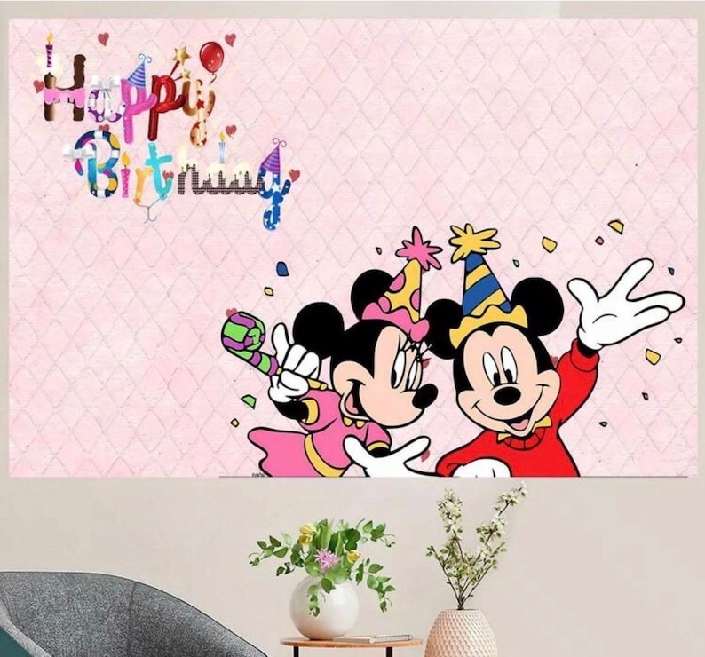 Pu&ograve; includere: Uno sfondo rettangolare con un motivo trapuntato rosa chiaro. Il testo "Happy Birthday" appare in lettere colorate a forma di palloncino. Topolino e Minnie indossano cappellini da festa, con coriandoli sparsi tutto intorno.