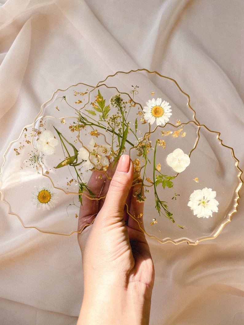 Sous-verres en résine à fleurs blanches et flocons d'or image 1