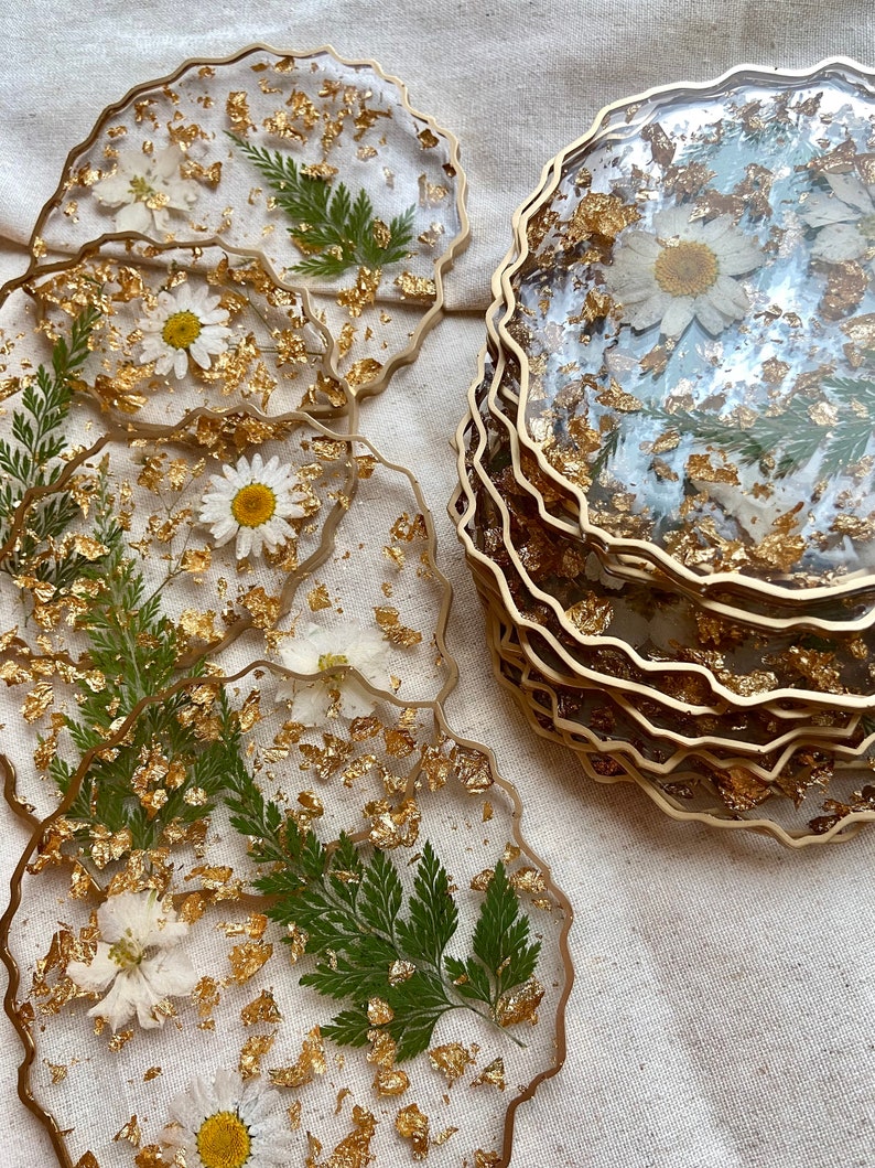 Sous-verres en résine à fleurs blanches et flocons d'or image 5