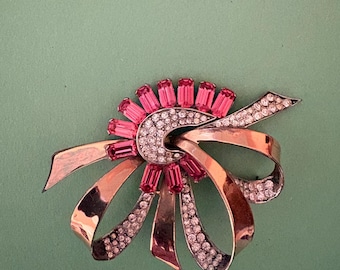This is a mid-century-style (likely 1940s–1960s) ribbon/bow brooch in silver- or rhodium-tone metal.