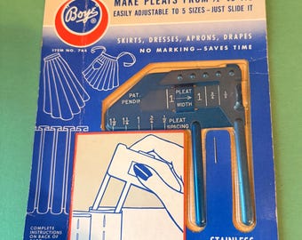 Boye Pleat Maker, Item No. 744 (mid-20th century, likely 1950s–1960s), still on its original card.
