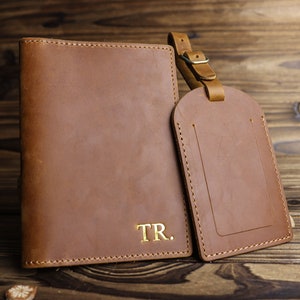 Maßgeschneiderte Monogramm Leder Passhülle Gepäckanhänger | Hochzeitstag Reisegeschenk | personalisiertes Reisebrieftaschengeschenk für Vater Mutter
