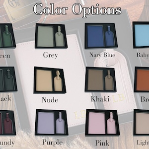 K&ouml;nnte beinhalten: Eine Auswahl an Reisepassh&uuml;llen und Gep&auml;ckanh&auml;ngern in verschiedenen Farben, darunter Gr&uuml;n, Grau, Marineblau, Babyblau, Schwarz, Nude, Khaki, Braun, Burgunder, Lila, Rosa und Hellrosa. Das Bild zeigt die verschiedenen Farboptionen, die f&uuml;r das Produkt verf&uuml;gbar sind.