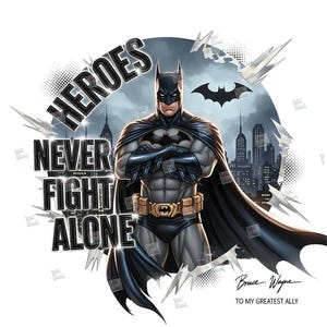 Può includere: Grafica di Batman con la scritta "HEROES NEVER FIGHT ALONE". L'immagine presenta Batman in un costume grigio e nero, con le braccia incrociate, con uno sfondo di paesaggio urbano e il simbolo di Batman. Firmato "Bruce Wayne".