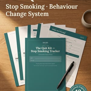 以下が含まれることがあります： 禁煙トラッカー「The Quit Kit」は、48枚の渇望カード付き。木製の表面に、ジャーナル、ワークシート、ペンが含まれています。「Stop Smoking • Behaviour Change System」と書かれています。