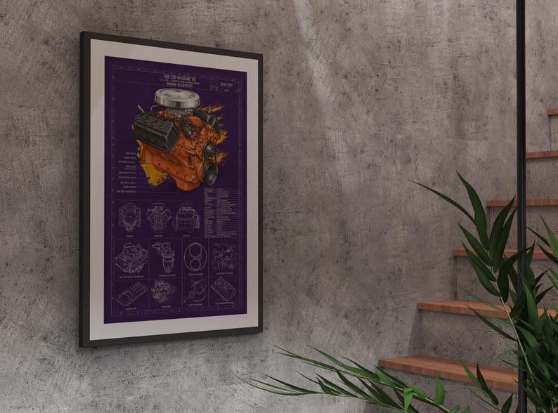Op de afbeelding: Een ingelijste kunstprint met een technisch diagram van een oranje V8-motor op een donkerpaarse achtergrond. De print bevat gedetailleerde lijntekeningen van motoronderdelen, technische specificaties en de tekst 426 HEMI MAGNUM V8.
