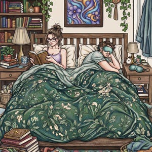 Puede incluir: Una escena de dormitorio con una persona leyendo un libro en la cama mientras otra duerme con un antifaz azul. La cama tiene un edred&oacute;n floral verde oscuro. La habitaci&oacute;n incluye muebles de madera, estanter&iacute;as llenas de libros, una planta colgante y pilas de libros en el suelo.
