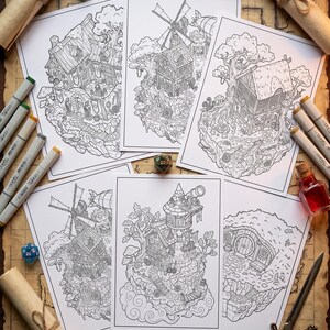 Puede incluir: Un conjunto de p&aacute;ginas para colorear con tem&aacute;tica de fantas&iacute;a que presentan ilustraciones detalladas de edificios caprichosos, molinos de viento y paisajes. La imagen incluye materiales de arte como rotuladores y dados, junto con pergaminos decorativos y un mapa.