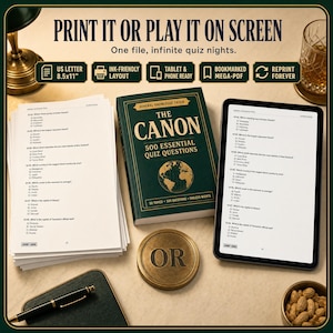 Puede incluir: Un juego de trivia que incluye una pila de hojas impresas, un libro verde oscuro titulado THE CANON 500 ESSENTIAL QUIZ QUESTIONS y una tableta que muestra el mismo contenido, junto a una ficha met&aacute;lica redonda con la palabra OR en el centro.
