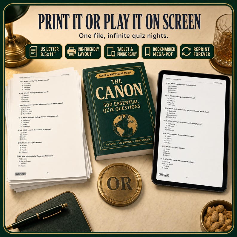 Puede incluir: Un juego de trivia que incluye una pila de hojas impresas, un libro verde oscuro titulado THE CANON 500 ESSENTIAL QUIZ QUESTIONS y una tableta que muestra el mismo contenido, junto a una ficha met&aacute;lica redonda con la palabra OR en el centro.