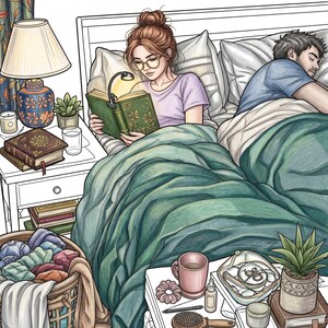 Puede incluir: Una ilustraci&oacute;n digital de un dormitorio con una persona leyendo un libro verde con una luz de clip mientras otra duerme bajo una manta verde azulada. Una mesita de noche con l&aacute;mpara y libros, y una cesta de ropa sucia est&aacute;n cerca.