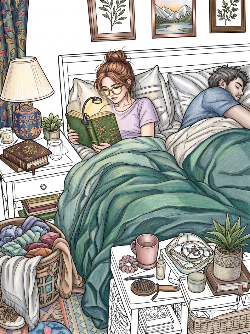 Puede incluir: Una ilustraci&oacute;n digital de un dormitorio con una persona leyendo un libro verde con una luz de clip mientras otra duerme bajo una manta verde azulada. Una mesita de noche con l&aacute;mpara y libros, y una cesta de ropa sucia est&aacute;n cerca.