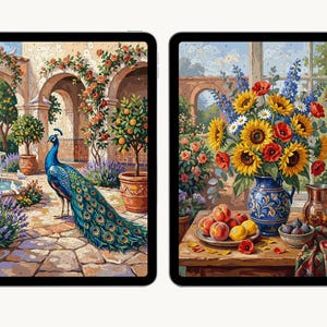 Pu&ograve; includere: Due tablet digitali che mostrano colorati dipinti con i numeri. Lo schermo a sinistra mostra un pavone in un cortile in pietra con una fontana e alberi di arance. Lo schermo a destra raffigura una natura morta di girasoli, papaveri e frutta.