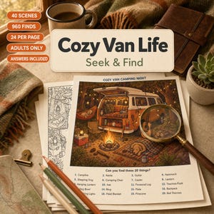 Può includere: Una pagina del libro di attività Cozy Van Life Seek & Find con un'illustrazione colorata di una scena di campeggio in furgone di notte, con falò, amaca e cane. Una lente d'ingrandimento poggia sulla pagina che include un elenco di 20 oggetti.