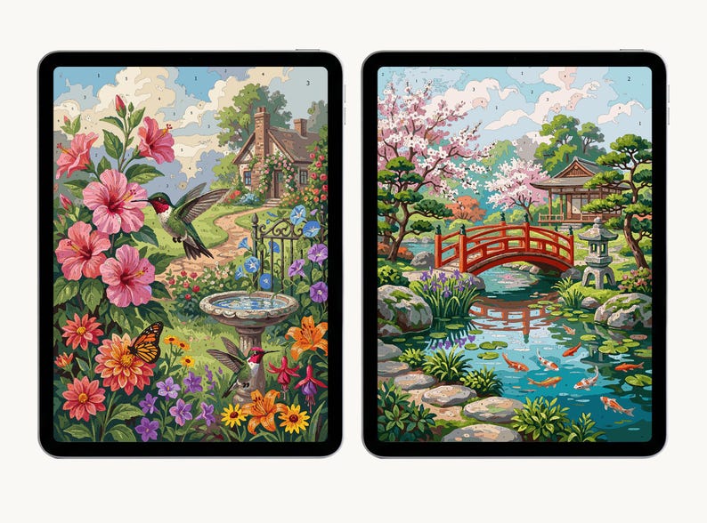 Pu&ograve; includere: Due tablet digitali che mostrano illustrazioni da dipingere con i numeri. Lo schermo a sinistra mostra un giardino con colibr&igrave;, fiori di ibisco e una vaschetta per uccelli. Quello a destra raffigura un giardino giapponese con un ponte rosso.