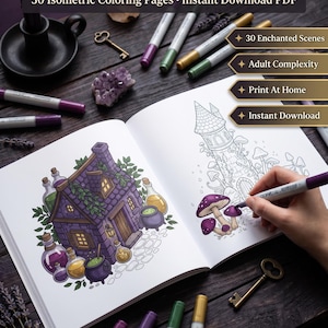 Op de afbeelding: Een open kleurboek met de titel "Witches & Magic Cottages" met een gedetailleerde illustratie van een paars huisje. De afbeelding bevat kleurmarkers, een kaars, sleutels en een kristal. Tekst geeft 30 isometrische kleurplaten aan.