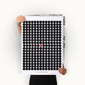 Könnte beinhalten: Ein rechteckiges Poster mit einem Raster aus schwarzen Kreisen auf weißem Hintergrund und einem roten Kreis in der Mitte. Der Text lautet DIGITAL DOWNLOAD, 5 SIZES, 300 DPI, PDF, JPEG und THE SYSTEM RECOVERS am unteren Rand des Posters.