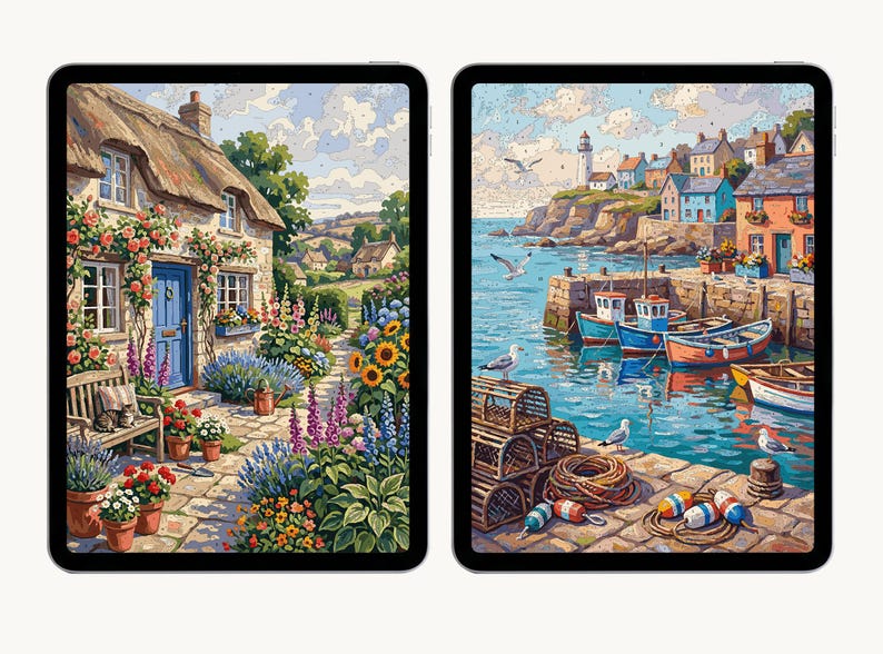 Pu&ograve; includere: Due tablet digitali che mostrano illustrazioni di paesaggi colorati. Lo schermo a sinistra mostra un cottage in pietra con tetto di paglia, una porta blu e un giardino fiorito. Lo schermo a destra raffigura un porto costiero con barche, un faro e attrezzatura da pesca.