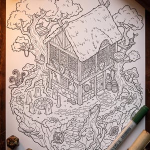 Puede incluir: Ilustraci&oacute;n detallada en blanco y negro de una caba&ntilde;a de fantas&iacute;a ubicada en un &aacute;rbol, con techo de paja, cimientos de piedra y varios detalles medievales. La obra de arte incluye un camino de piedra, setas y un peque&ntilde;o pozo.
