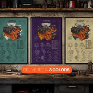 Op de afbeelding: Drie ingelijste wandplaten met technische diagrammen van een 426 Hemi NASCAR-motor. Elke print toont een oranje motorillustratie met zwarte kleppendeksels, technische specificaties en componentenschetsen in groenblauw, paars en beige.