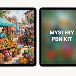 Pu&ograve; includere: Due tablet che mostrano contenuti digitali. Lo schermo a sinistra mostra una colorata illustrazione di un vivace mercato della frutta con venditori e cesti di prodotti. Lo schermo a destra &egrave; sfocato e presenta il testo bianco MYSTERY PBN KIT.