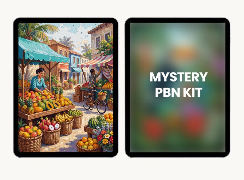 Pu&ograve; includere: Due tablet che mostrano contenuti digitali. Lo schermo a sinistra mostra una colorata illustrazione di un vivace mercato della frutta con venditori e cesti di prodotti. Lo schermo a destra &egrave; sfocato e presenta il testo bianco MYSTERY PBN KIT.
