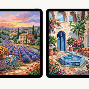 Pu&ograve; includere: Due tablet digitali che mostrano illustrazioni da dipingere con i numeri. Lo schermo sinistro mostra un campo di lavanda con una casa in pietra, girasoli e una bicicletta blu. Lo schermo destro raffigura un cortile con fontana e piante in vaso.