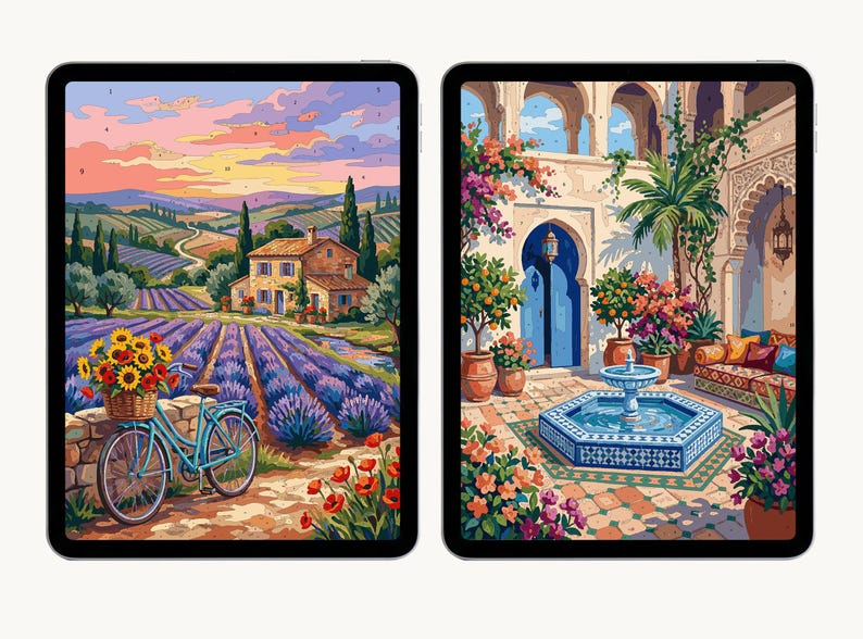 Pu&ograve; includere: Due tablet digitali che mostrano illustrazioni da dipingere con i numeri. Lo schermo sinistro mostra un campo di lavanda con una casa in pietra, girasoli e una bicicletta blu. Lo schermo destro raffigura un cortile con fontana e piante in vaso.