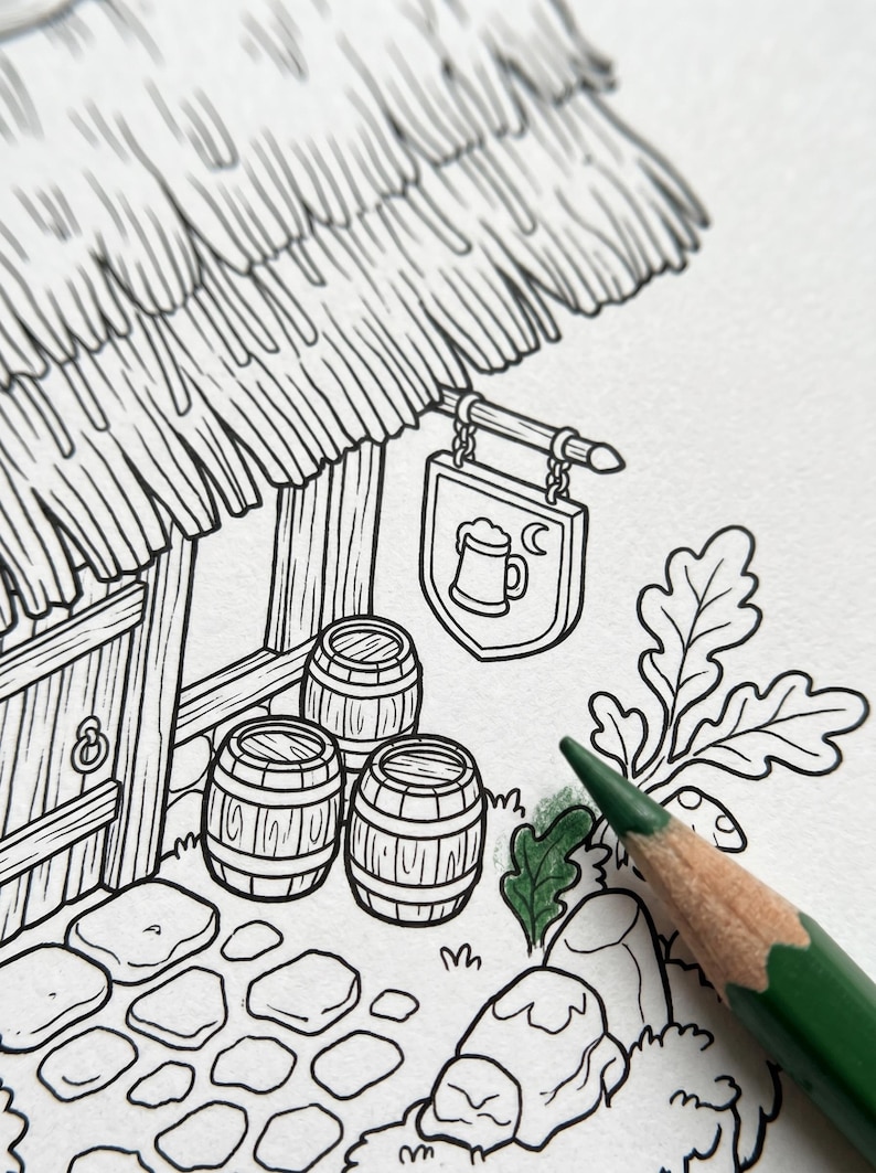 Puede incluir: Ilustraci&oacute;n en blanco y negro de una escena de pub con tejado de paja, barriles de madera y un letrero con una jarra de cerveza y una luna creciente. Un l&aacute;piz de color verde est&aacute; en primer plano.