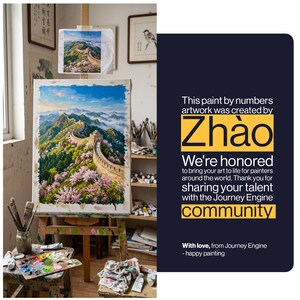 K&ouml;nnte beinhalten: Ein Malen-nach-Zahlen-Leinwandbild auf einer Holzstaffelei, das die Chinesische Mauer inmitten von Bergen und rosa Kirschbl&uuml;ten zeigt. Der Text auf der rechten Seite lautet: This paint by numbers artwork was created by Zh&agrave;o.
