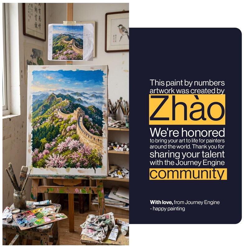 K&ouml;nnte beinhalten: Ein Malen-nach-Zahlen-Leinwandbild auf einer Holzstaffelei, das die Chinesische Mauer inmitten von Bergen und rosa Kirschbl&uuml;ten zeigt. Der Text auf der rechten Seite lautet: This paint by numbers artwork was created by Zh&agrave;o.