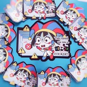 Pode incluir: Uma coleção de autocolantes com uma personagem de bobo da corte de desenho animado com uma expressão angustiada. O bobo da corte usa um chapéu e roupa de bobo da corte vermelha, azul e amarela. Os autocolantes têm o texto "They turned me into a STICKER?!" e outros símbolos.