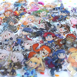 Könnte beinhalten: Eine Sammlung bunter Schlüsselanhänger mit Comicfiguren, die Charaktere aus beliebten Videospielen darstellen. Die Schlüsselanhänger sind aus klarem Acryl gefertigt und zeigen eine Vielzahl von Charakteren, darunter Mario, Link und Pikachu.