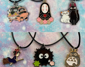 Collier pendentif inspiré de STUDIO GHIBLI ANIME - Château en mouvement de Totoro Spirited Away Cat bus Kiki Jiji Soot Sprites Calcifer Howl