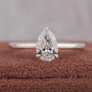 Anillo de compromiso solitario de oro amarillo de 18 quilates con diamantes cultivados en laboratorio y talla pera de 1,00 quilates.