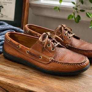 Sapatos náuticos masculinos vintage dos anos 80, em couro marrom, fabricados nos EUA, tamanho 8,5 D, modelo mocassim com bico arredondado, estilo náutico preppy.