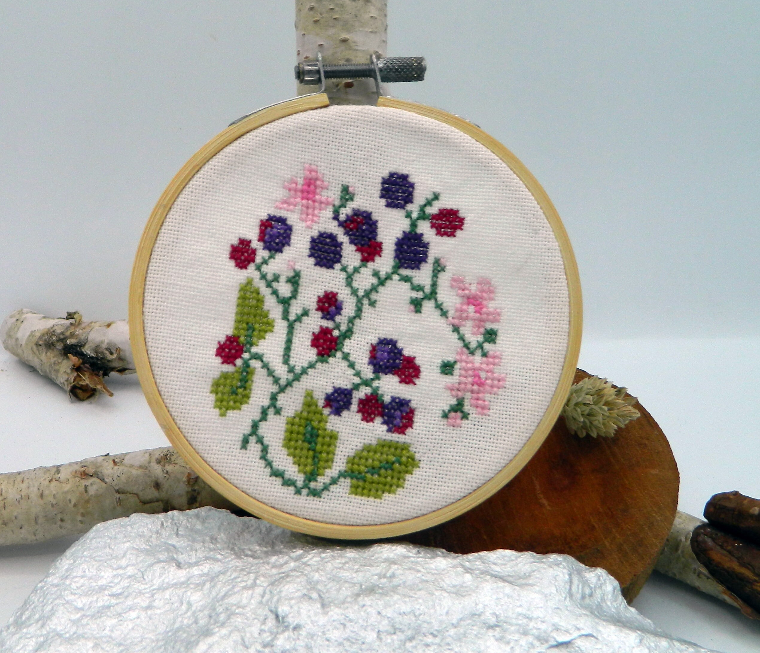 Broderie Cadre Fleurs et Fruits de Murier sur Toile Aida Blanche 100% Coton Fait Main