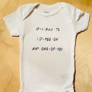 Body divertido con temática de amigos, camiseta "Me haría pis en cualquiera de ustedes", regalo humorístico para cambiar pañales, mono para bebés recién nacidos con pañales