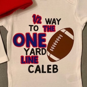 Custom sport verjaardag eendelig shirt, voetbal verjaardag romper, halve halve weg naar één voetbal verjaardag shirt, verjaardag babyjongen voetbal