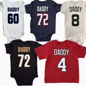 Koszulka dla dzieci z nadrukiem "Daddy Sports Team" dla dzieci, koszulka dla dzieci z nadrukiem "Daddy Football", koszulka dla dzieci z nadrukiem "Daddy Basketball", koszulka dla dzieci z nadrukiem "Hockey Dad", koszulka dla malucha z nadrukiem "Bascal Dad" dla dzieci