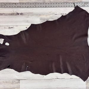 Skóra jelenia, 5,25 stóp kwadratowych, skóra jelenia, skóra klasy rzemieślniczej, 2-2,5 uncji, skóra jelenia, kolor ciemnobrązowy, wyprodukowano w USA, D051DB-E