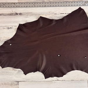 Skóra jelenia, 5,25 stóp kwadratowych, skóra jelenia, skóra klasy rzemieślniczej, 2-2,5 uncji, skóra jelenia, kolor ciemnobrązowy, wyprodukowano w USA, D057DB-E