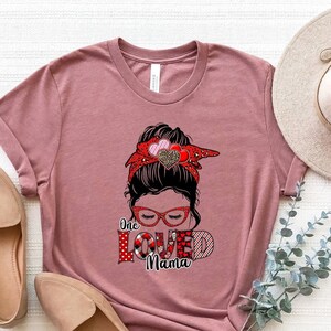 Una camisa de mamá amada, regalo de mamá del día de San Valentín, una camiseta de mamá de amor, una camiseta de mamá de amor, regalo para mamá, camisa de mamá de San Valentín, mamá de San Valentín