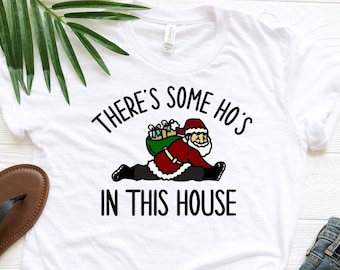 C'è un po 'di camicia in questa casa, maglietta di Natale carina, camicia di Babbo Natale carina, camicia regalo di Natale divertente, maglietta di Babbo Natale, camicia natalizia
